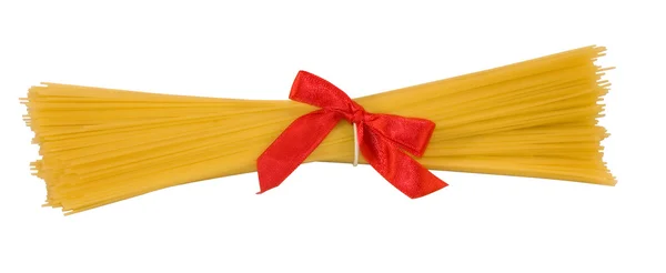 Espaguete com arco vermelho, isolado — Fotografia de Stock