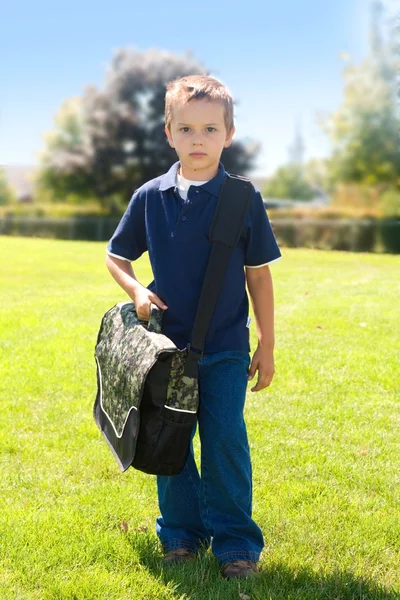 O rapaz vai para a escola. Imagem De Stock