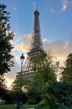 Paris eiffel tower Fransa bir gün batımı sırasında