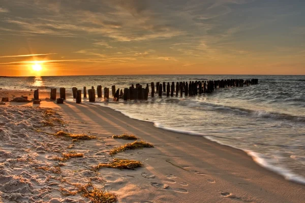 Coucher de soleil doré orange et rose sur un vieux ponton bord de mer — Photo