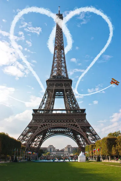 Torre Eiffel de París Francia durante una puesta de sol — Foto de Stock