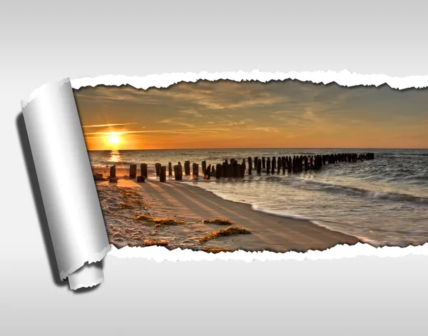 Roztrhané válcované roztrhaný papír, pláž dovolená — Stock fotografie