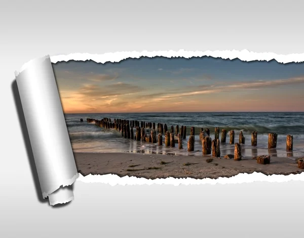 Verscheurd warmgewalste gescheurd papier, strand vakantie — Stockfoto