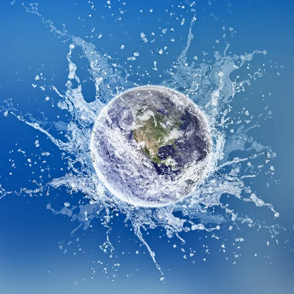 Earth dropped in water — Stock Photo, Image