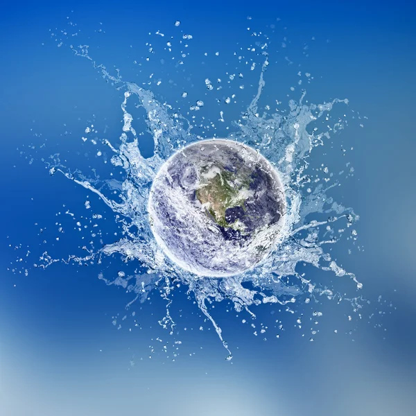 Earth dropped in water — Stock Photo, Image