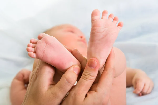 Yeni doğmuş bebeğin ayakları. — Stok fotoğraf