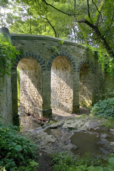 Acueducto del antiguo pueblo — Foto de Stock