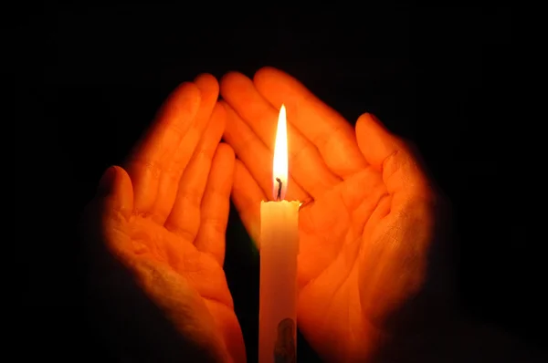 Горящая свеча, рука — стоковое фото
