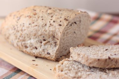 Kepekli ekmek tohum ile dilimlenmiş