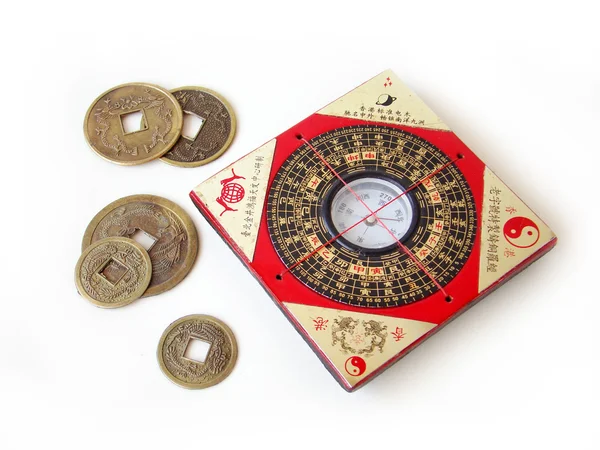Feng shui kompasu a čínské mince. — Stock fotografie