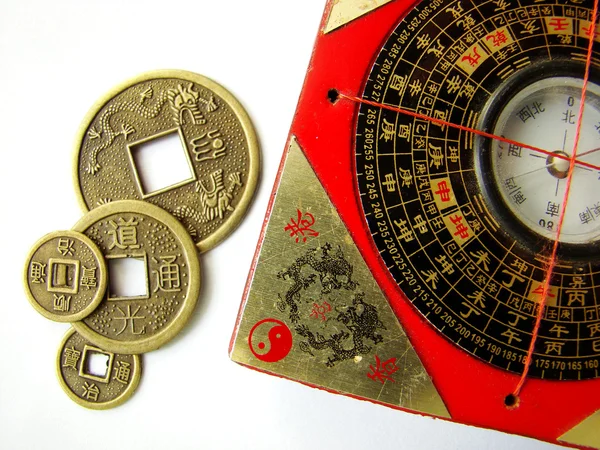 Kompas feng shui i monety — Zdjęcie stockowe
