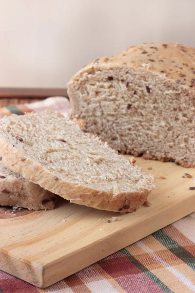 Sliced wholemeal bread with seeds — Stock Photo, Image