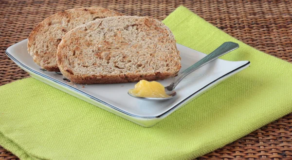 Szelet teljes kiőrlésű kenyér és ghí — Stock Fotó