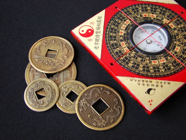 Feng shui compass and chinese coins. — Stock Photo, Image