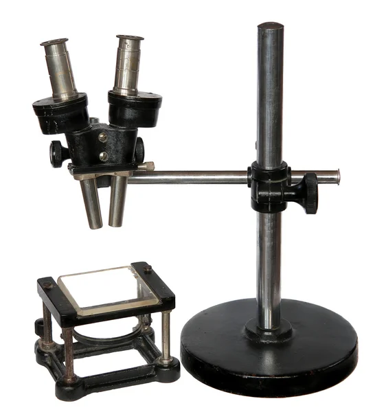 Vecchio microscopio ottico isolato — Foto Stock