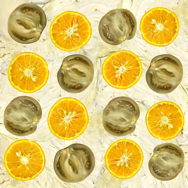 Апельсин и помидор на капусте — стоковое фото