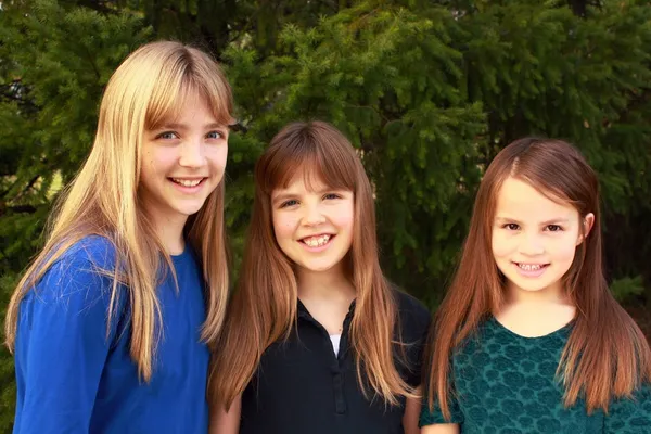 Três irmãs juntas — Fotografia de Stock