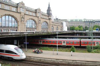 istasyon, platform ve elektrikli tren