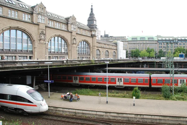 Станция, платформа и электричка — стоковое фото