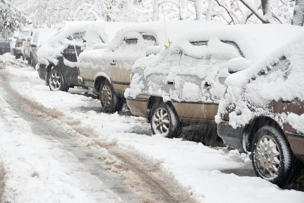 Zima. auta pod sněhem Stock Obrázky