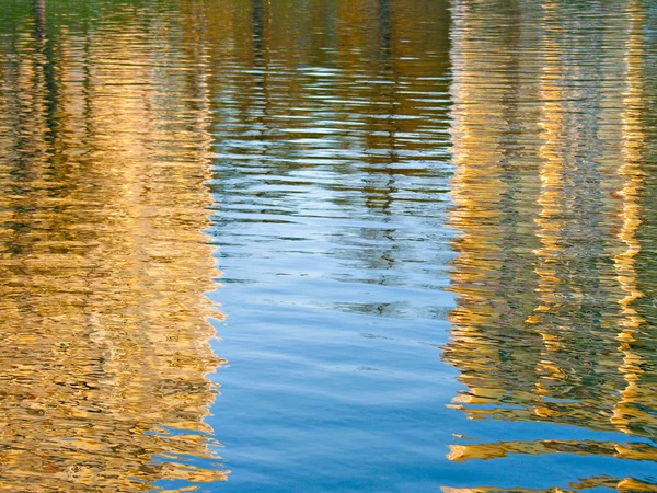 Reflexão na água . — Fotografia de Stock