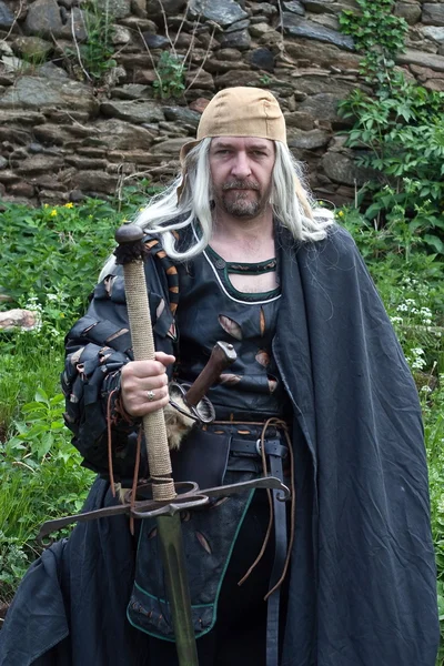 Gotik adam kostüm ile büyük kılıç — Stok fotoğraf