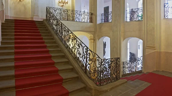 Uma escada de carpete vermelho — Fotografia de Stock