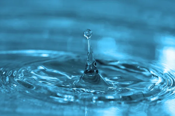 Blå droppe vatten — Stockfoto