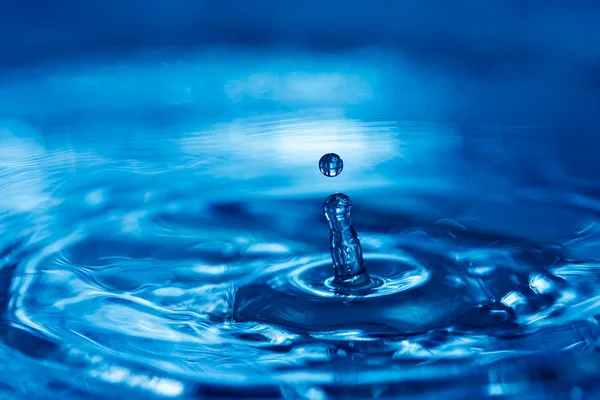 Tmavě modrá kapka vody — Stock fotografie