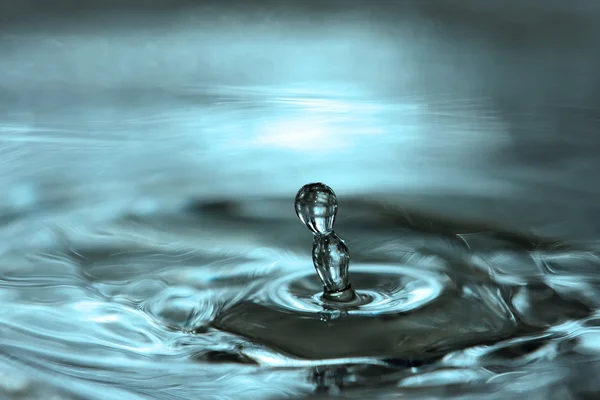 Droppe vatten på nära håll — Stockfoto