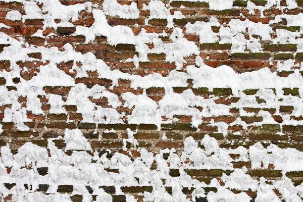 Parede de tijolo muito nevado — Fotografia de Stock