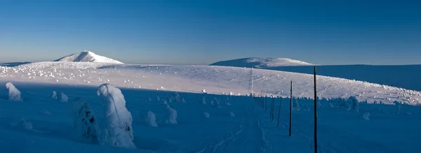 Caminho nevado nas colinas superiores — Fotografia de Stock