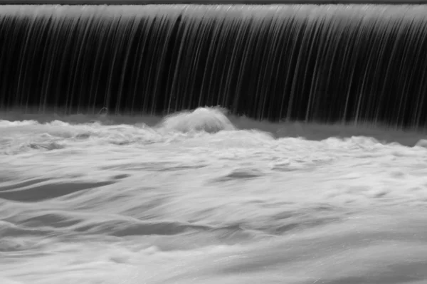 Cachoeira preta e branca — Fotografia de Stock