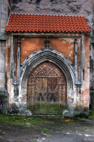 Puerta decorada a la iglesia gótica — Foto de Stock