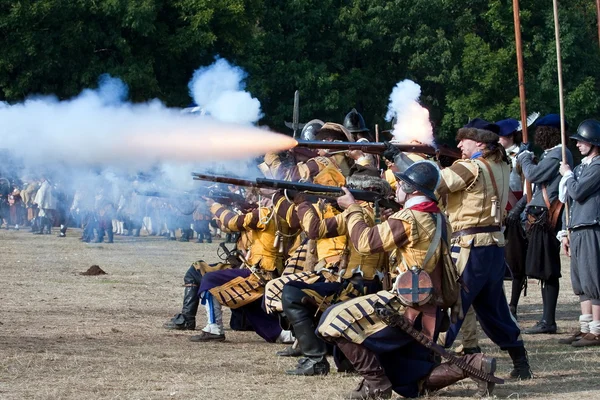 Rague-9 月 20 日: 演员在重建 1620年白色山战斗在 2009 年 9 月 20 日在布拉格，捷克共和国采取的行动. — 图库照片