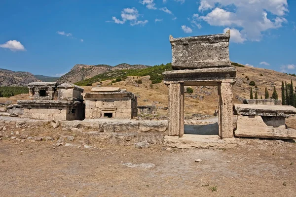 Hierápolis necrópole túmulos quebrados — Fotografia de Stock