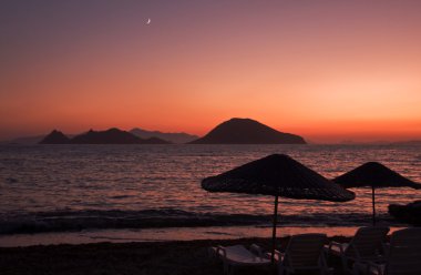 zonsondergang op zee met de maan