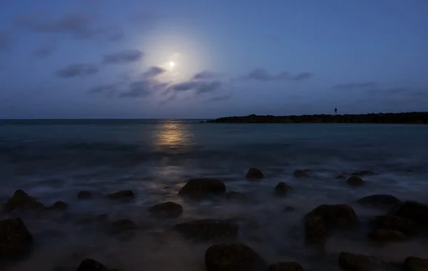 Luna llena sobre el mar — Foto de Stock