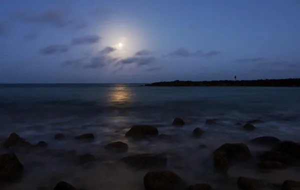 समुद्राच्या वरील पूर्ण चंद्र विना-रॉयल्टी स्टॉक इमेज