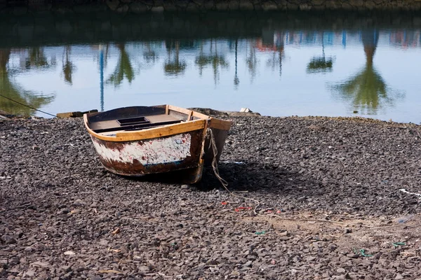 湖の隣のボート — ストック写真
