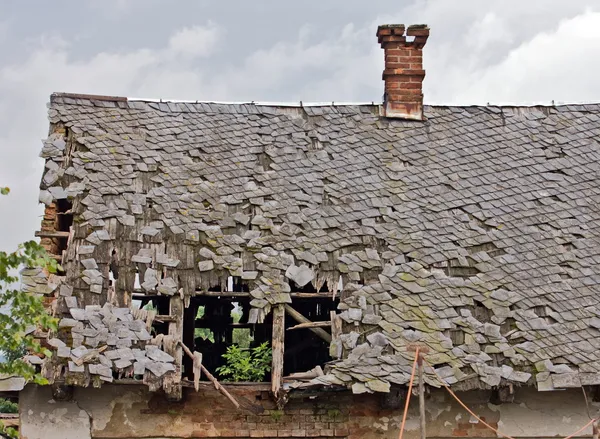 तुटलेली छप्पर, नष्ट घर विना-रॉयल्टी स्टॉक फोटो