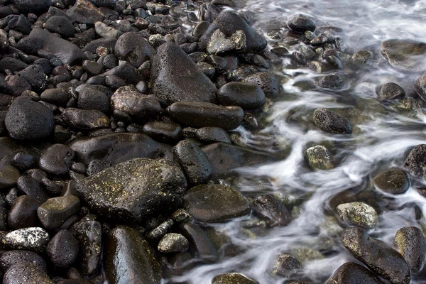 Czarno-białe kamienie w wodzie — Zdjęcie stockowe