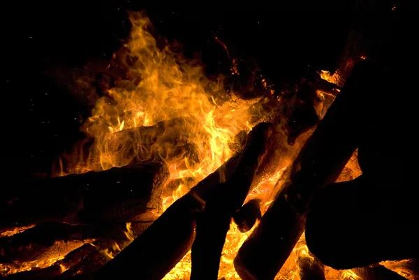 Σιλουέτες με φωτιά κάρβουνα — Φωτογραφία Αρχείου