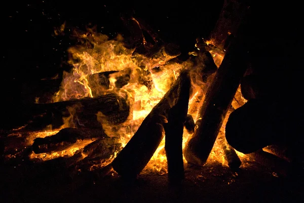आग एम्बर्ससह सिल्हूट्स — स्टॉक फोटो, इमेज