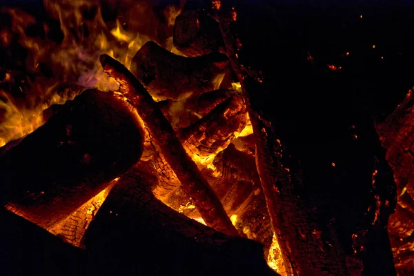Силуэты с огненными углями — стоковое фото