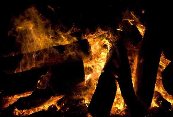 Силуэты с огненными углями — стоковое фото