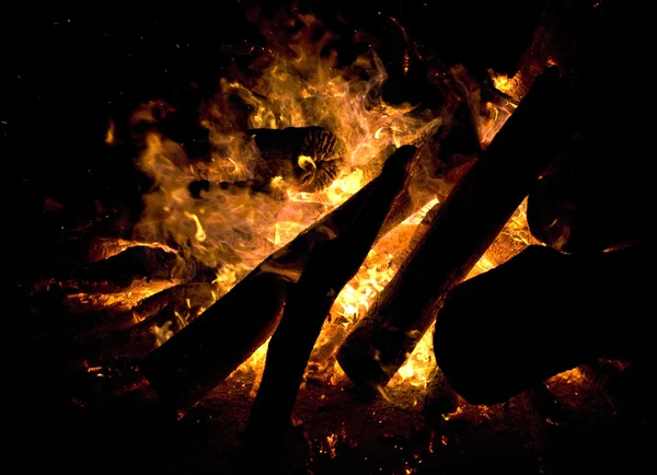 Silhouetten mit Feuerglut — Stockfoto