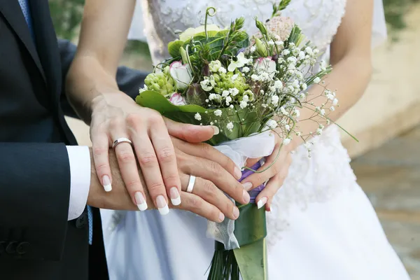 Mani dello sposo e della sposa — Foto Stock
