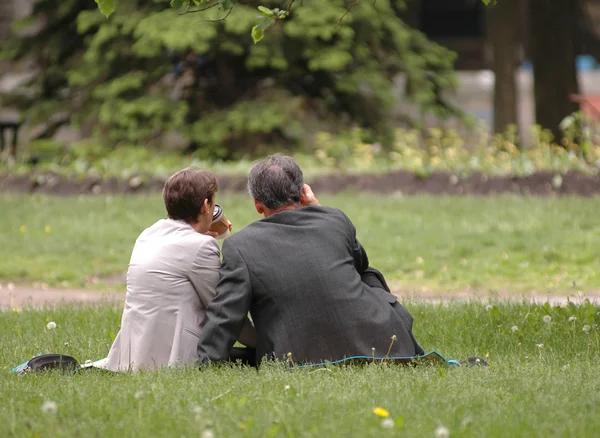 stock image Couple of workers having lunch in a city park