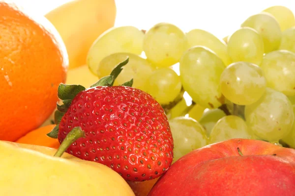 Frutos maduros em branco . — Fotografia de Stock
